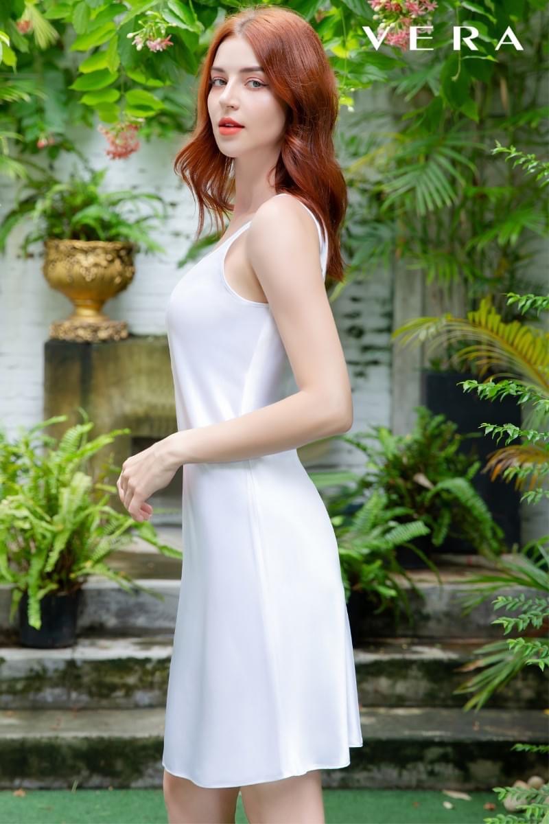 Mẫu tây chụp ảnh với sản phẩm